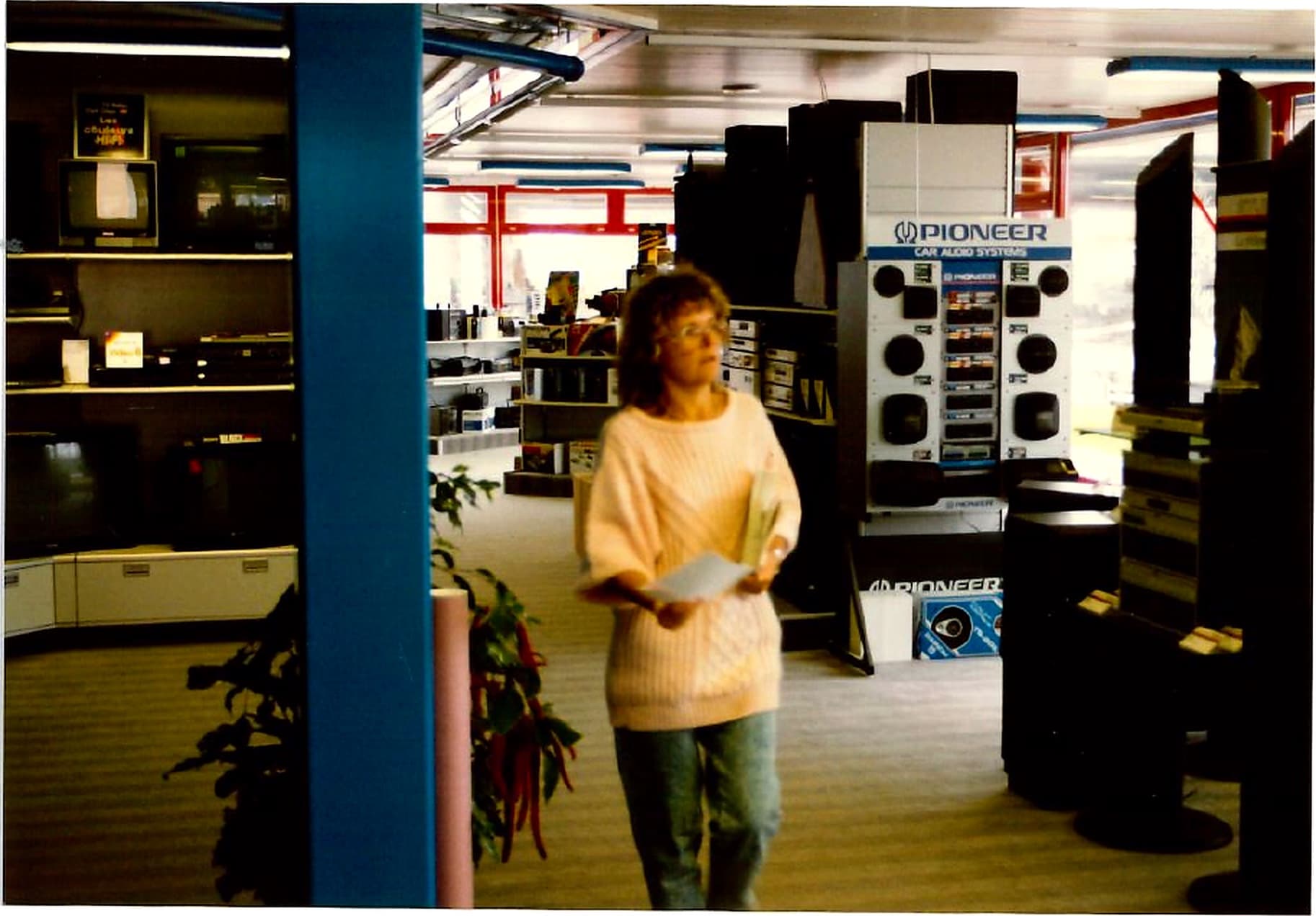 Intérieur du magasin TVTechnique : radio, télévision et hi-fi