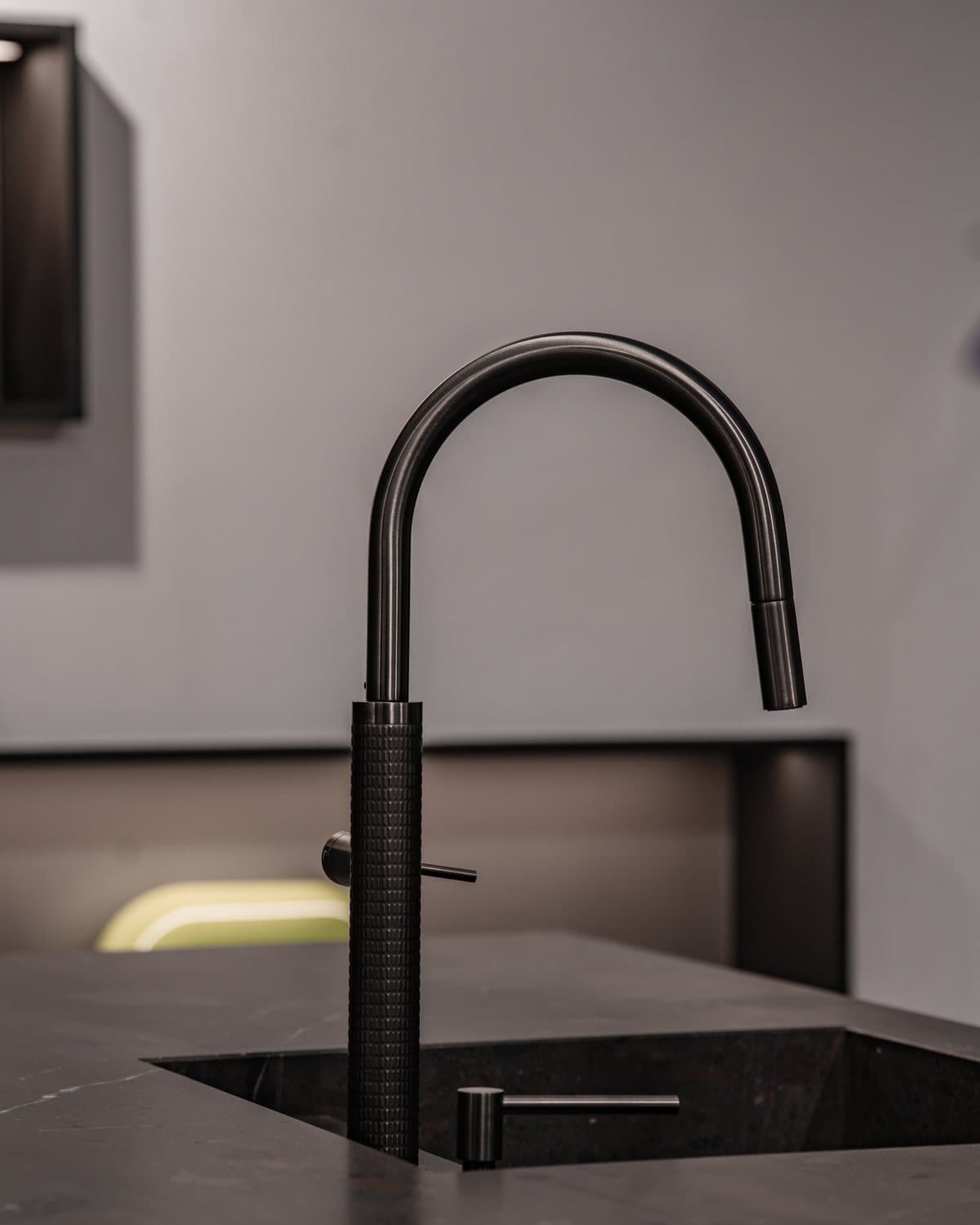 Espace de conseil du showroom Teutschmann, matériaux et finitions à comparer