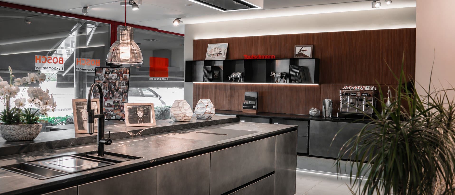 Vue d’ensemble du showroom Teutschmann à Nyon, cuisines exposées sur deux étages