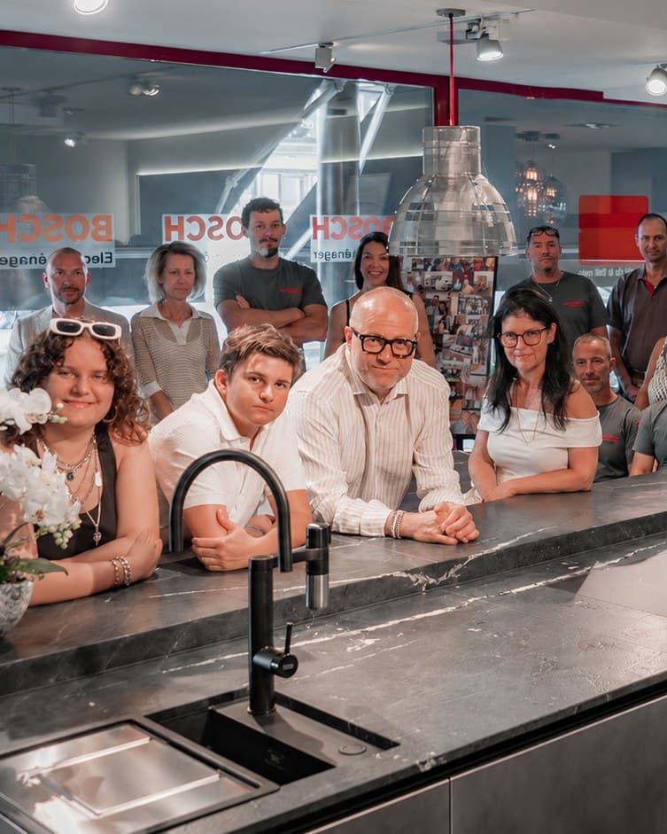 L’équipe et la famille Teutschmann réunies dans le showroom de Nyon