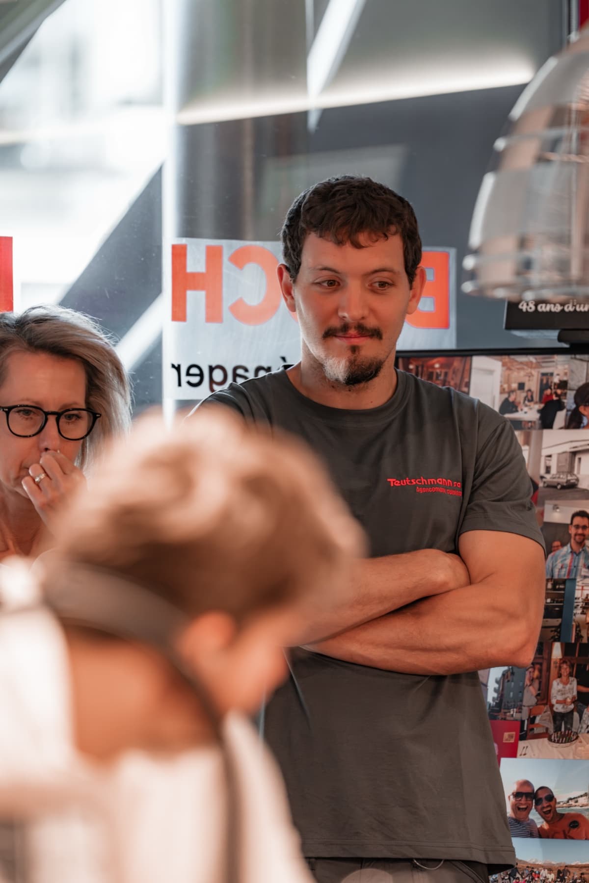 Un collaborateur Teutschmann dans le showroom de Nyon