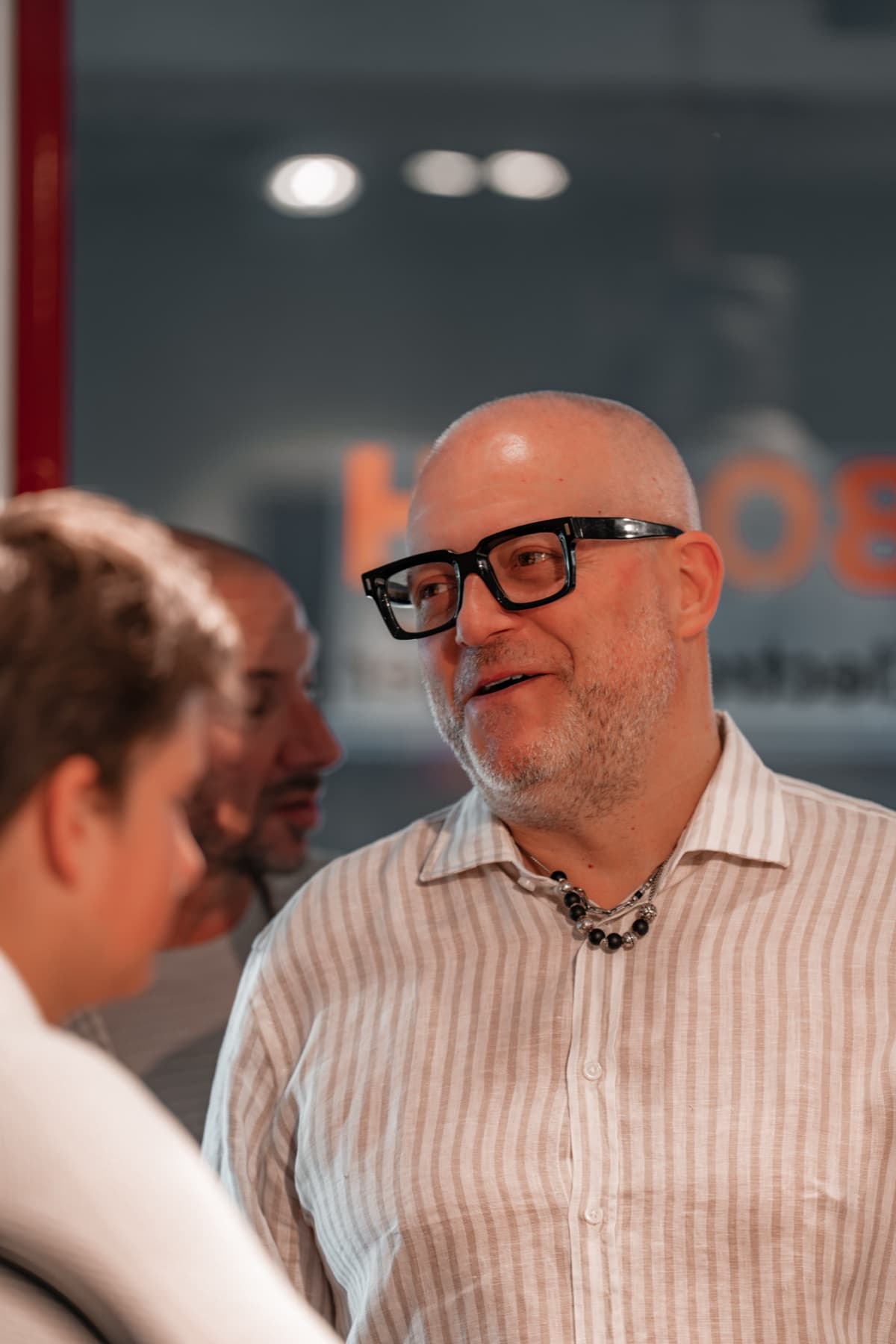 Un collaborateur Teutschmann dans le showroom de Nyon
