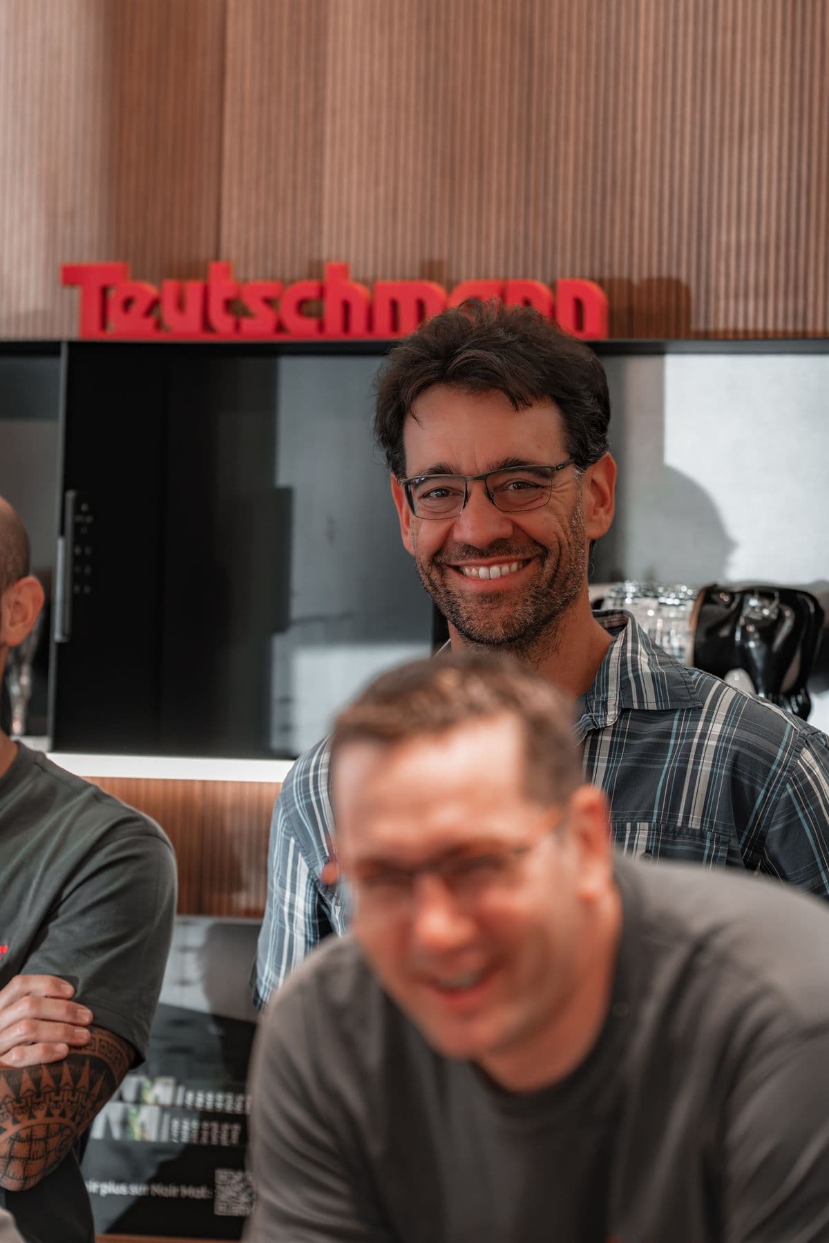 Deux collaborateurs Teutschmann dans le showroom de Nyon