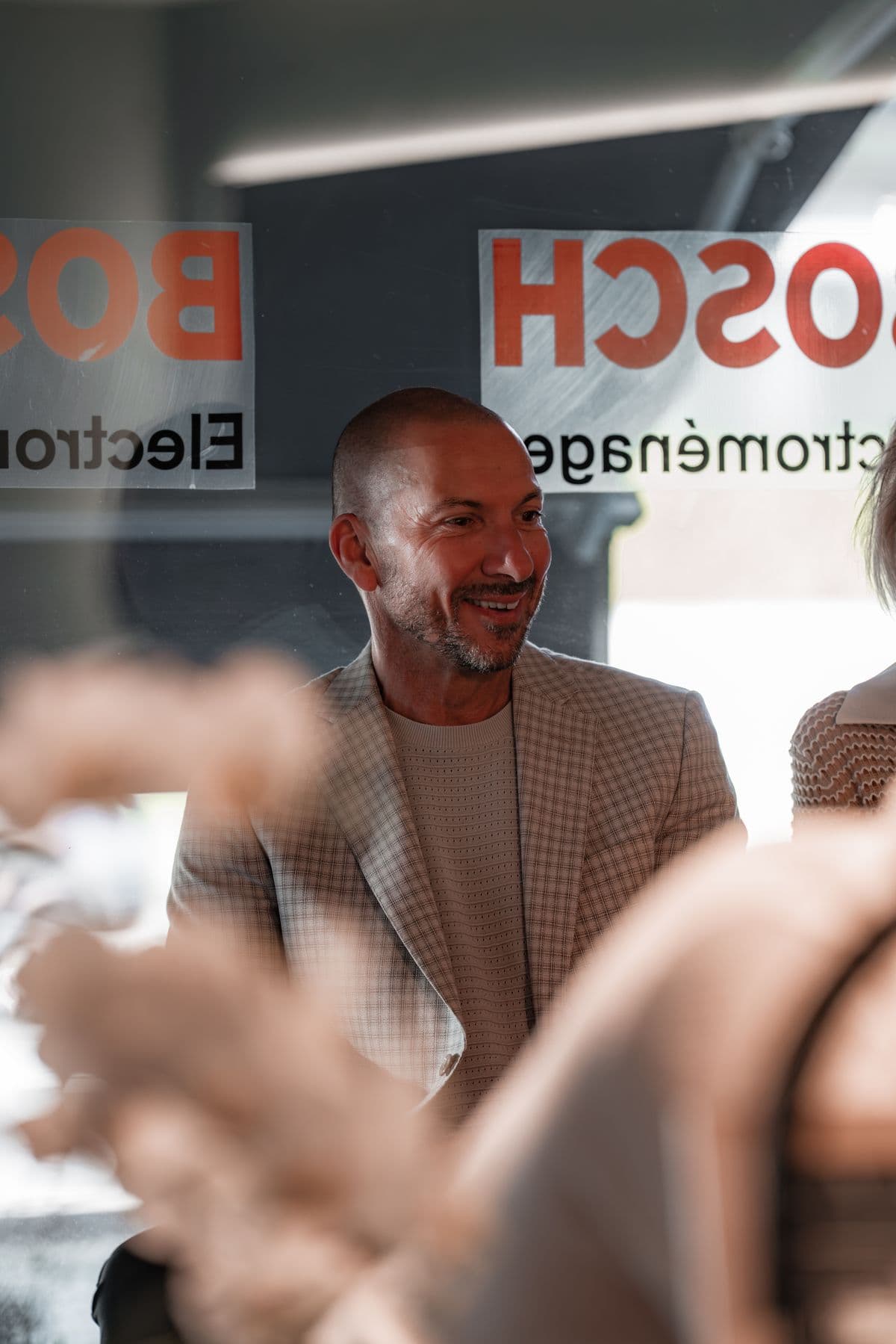 Un collaborateur Teutschmann dans le showroom de Nyon