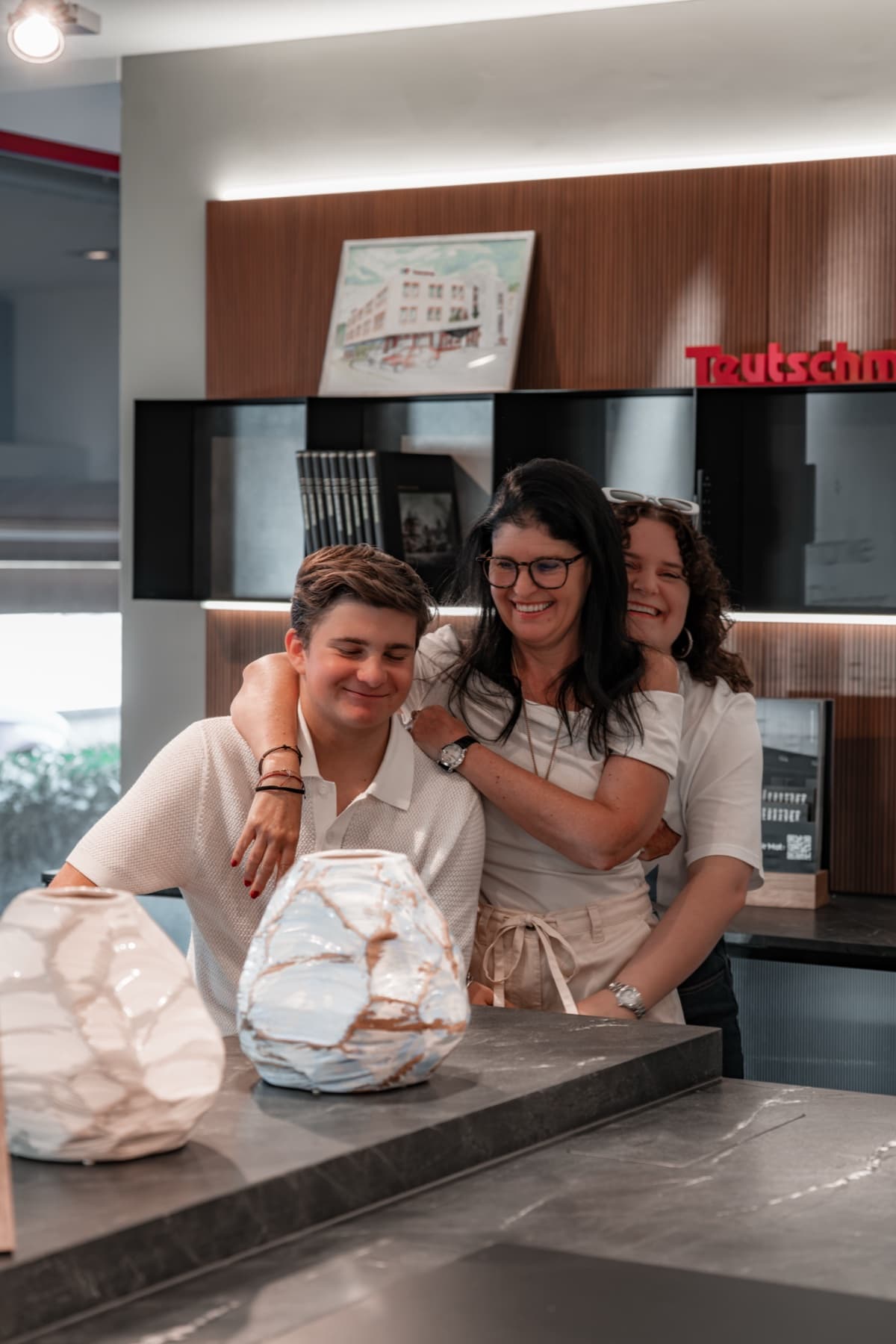 Sandrine Teutschmann et sa famille dans le showroom de Nyon